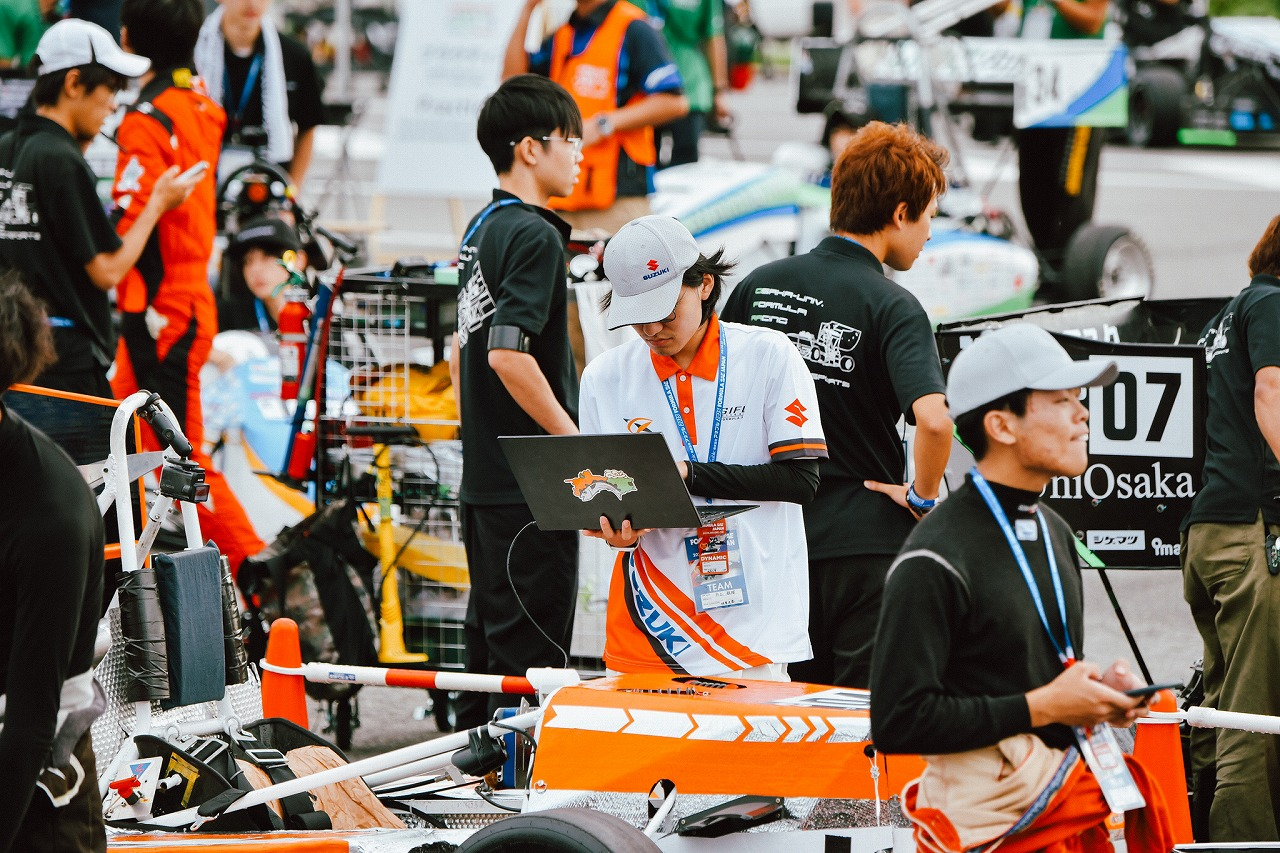 小型レーシングカーの学生コンテスト「学生フォーミュラ」イベントパス着用画像