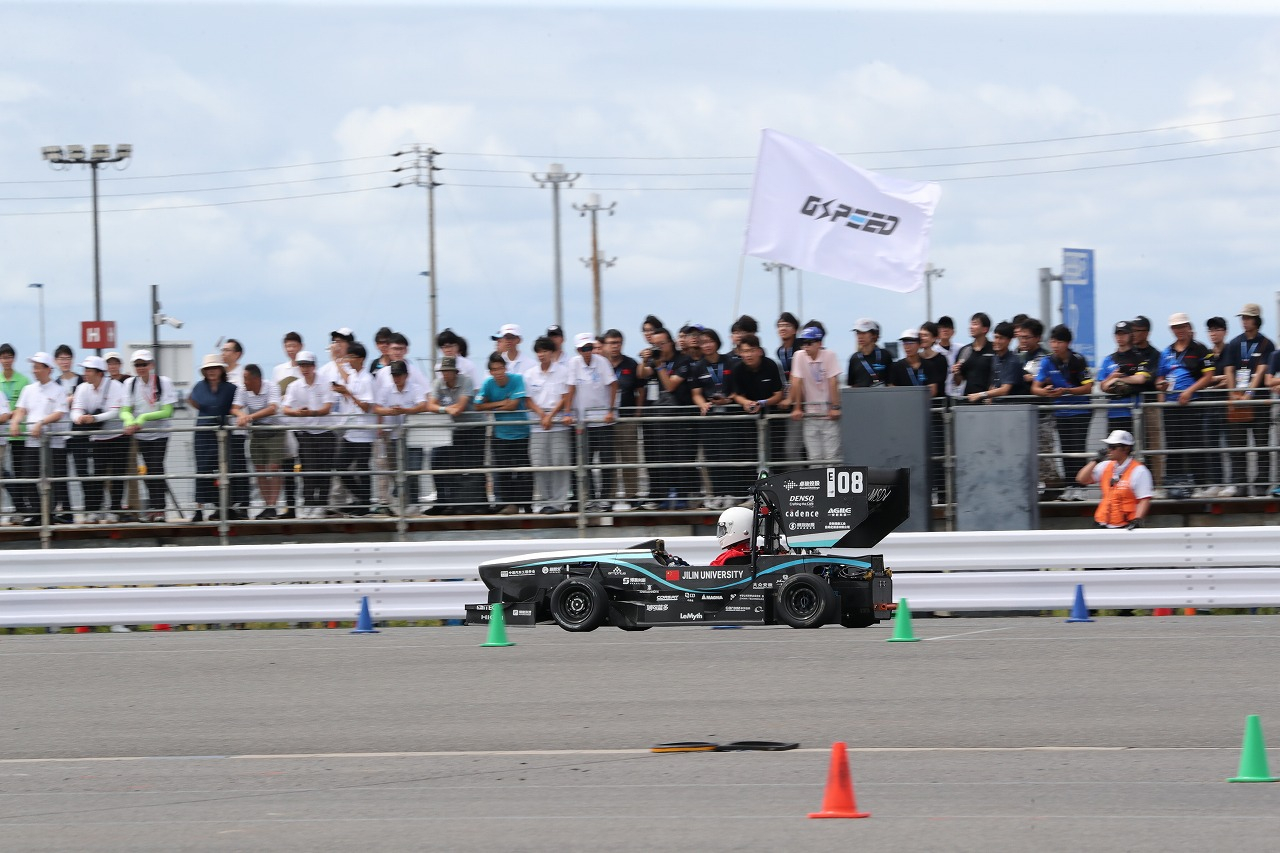小型レーシングカーの学生コンテスト「学生フォーミュラ」イベントの様子