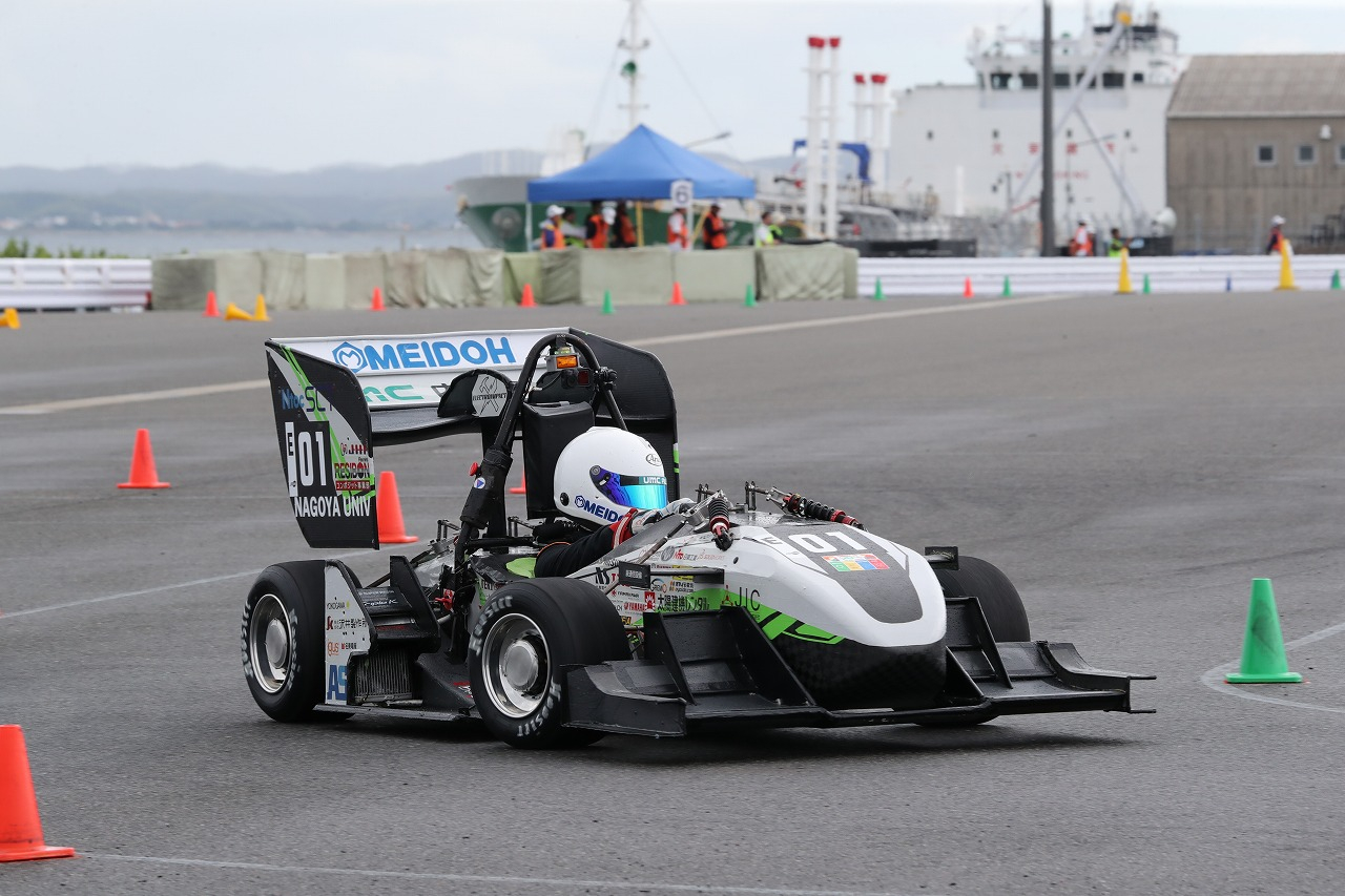 小型レーシングカーの学生コンテスト「学生フォーミュラ」イベントの様子