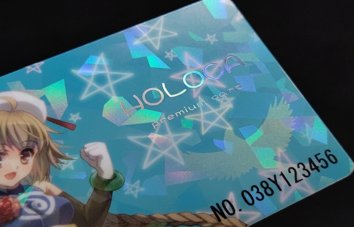 透明ホログラム箔を全面に圧着したプラスチックカードの表面